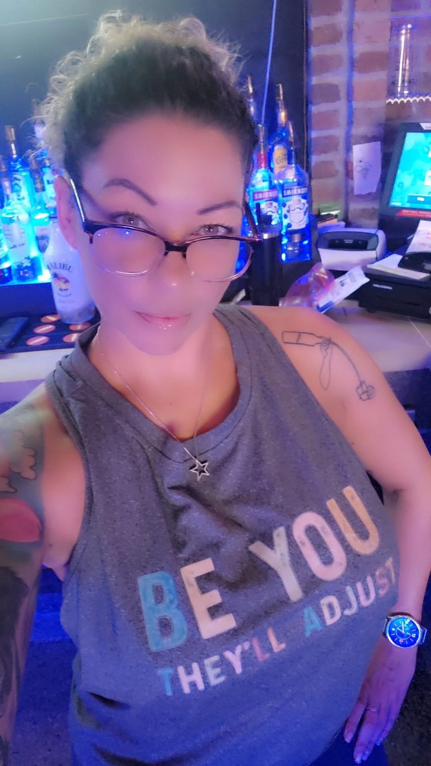Bartender Ni’Col still reps what guys love the most….beer and big tits #EVjJnGuJ