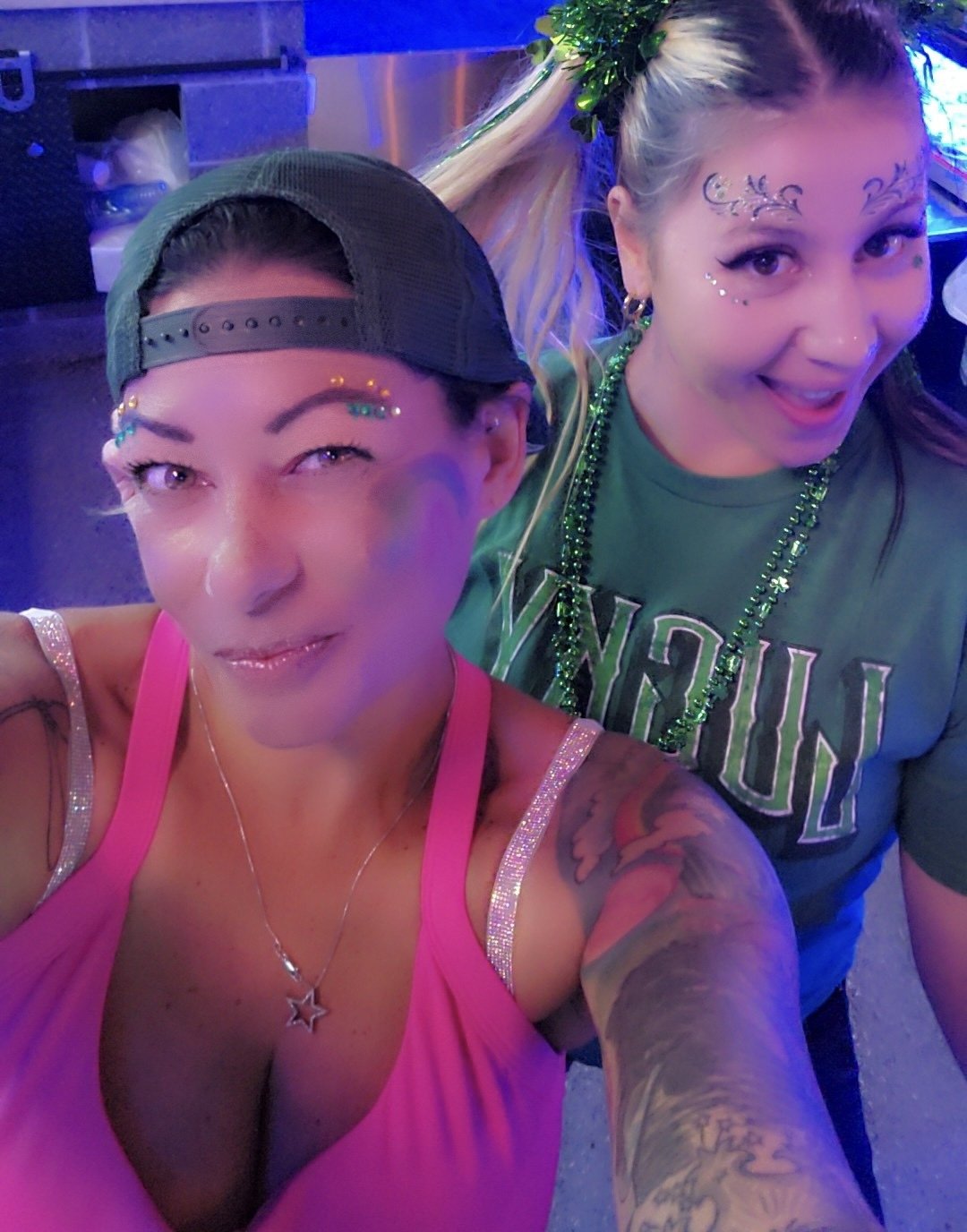 Bartender Ni’Col still reps what guys love the most….beer and big tits #Y4oCeXF7